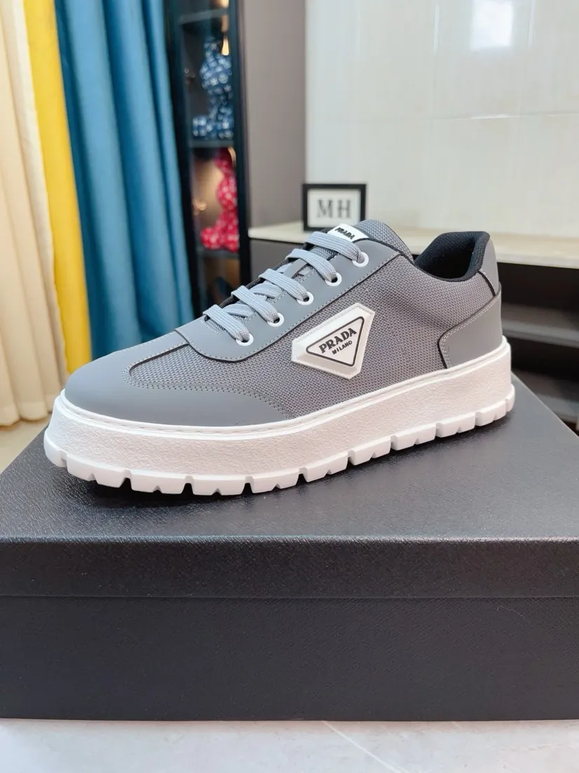 Men's shoes 💰440🌹🌹Prada 〈prada〉 luxury and fashionable high-end products ✊🔥The perfect last shape and top-notch handcrafting make this shoe immediately create a strong aristocratic atmosphere. Imported first-layer cowhide with brogue carving crafts💋Genuine leather lining🎶Rubber combination outsole specially imported from France for leather shoes😍Color: Mysterious Black☕️Size 38～44